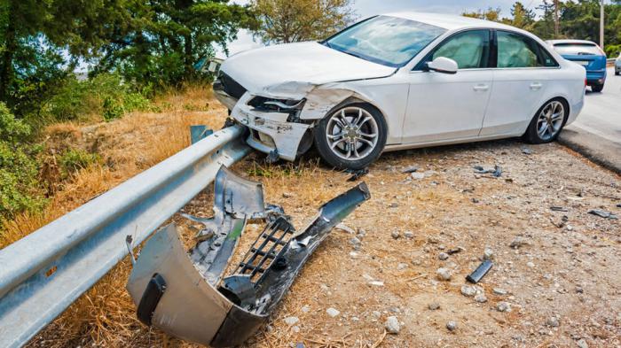 SOS για μεταλλικά στηθαία: Τα SUV τα σπάνε ή «πετούν» από πάνω τους SOS για μεταλλικά στηθαία: Τα SUV τα σπάνε ή «πετούν» από πάνω τους