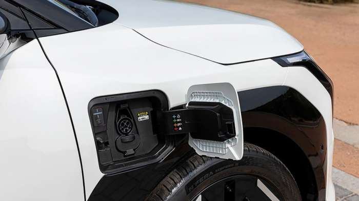 Η Long Range του Kia EV3 υποστηρίζει ταχυφόρτιση 128 kW που εξασφαλίζει αρκετά ανταγωνιστικούς για τα δεδομένα της κατηγορίας των ηλεκτρικών μικρών SUV χρόνους φόρτισης (περί τα 30 λεπτά για το 10-80%). Η Long Range του Kia EV3 υποστηρίζει ταχυφόρτιση 128 kW που εξασφαλίζει αρκετά ανταγωνιστικούς για τα δεδομένα της κατηγορίας των ηλεκτρικών μικρών SUV χρόνους φόρτισης (περί τα 30 λεπτά για το 10-80%).