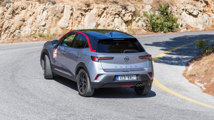 Παρότι έχει ανάλαφρο τιμόνι, το Opel Mokka σε κερδίζει με την ακρίβεια του μπροστινού μέρους του.