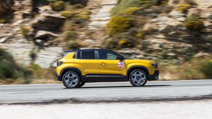Η μπαταρία των 54 κιλοβατώρων δίνει στο Jeep Avenger μέση αυτονομία 370 χιλιομέτρων. Η μπαταρία των 54 κιλοβατώρων δίνει στο Jeep Avenger μέση αυτονομία 370 χιλιομέτρων.