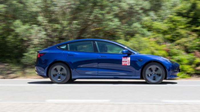 Αντίθετα με τα περισσότερα ηλεκτρικά αυτοκίνητα, η αίσθηση του τινάγματος δεν φθίνει σύντομα αφού η τελική του Tesla Model 3 ανέρχεται στα 233 χλμ./ώρα.