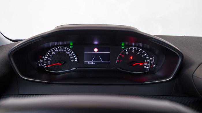 Ο πίνακας οργάνων στην «βασική» του Peugeot 2008 Ο πίνακας οργάνων στην «βασική» του Peugeot 2008