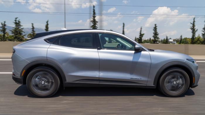 Η τεράστια μπαταρία των 98,7 kWh και το αποδοτικό σύστημα ανάκτησης 1 Pedal δίνουν στην Mustang Mach-E κορυφαία αυτονομία εκτός και εντός πόλης, αντίστοιχα. Η τεράστια μπαταρία των 98,7 kWh και το αποδοτικό σύστημα ανάκτησης 1 Pedal δίνουν στην Mustang Mach-E κορυφαία αυτονομία εκτός και εντός πόλης, αντίστοιχα.