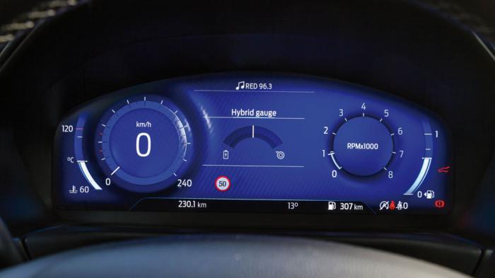 Στο Puma, ο ψηφιακός πίνακας οργάνων των 12,3 ιντσών έχει μπλε χρώμα, το οποίο διαφοροποιείται ανάλογα με το mode οδήγησης που έχει επιλεγεί.