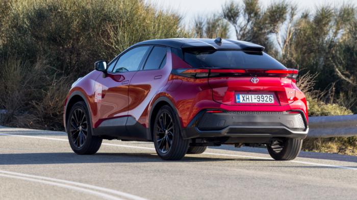 Στο δρόμο με το Toyota C-HR υπάρχει απόλυτη η ικανοποίηση από το άκαμπτο πλαίσιο και το ακριβές, πλην σχετικά ελαφρύ τιμόνι, σε βαθμό που να αισθάνεσαι πως τα 197 άλογα είναι λίγα… Στο δρόμο με το Toyota C-HR υπάρχει απόλυτη η ικανοποίηση από το άκαμπτο πλαίσιο και το ακριβές, πλην σχετικά ελαφρύ τιμόνι, σε βαθμό που να αισθάνεσαι πως τα 197 άλογα είναι λίγα…