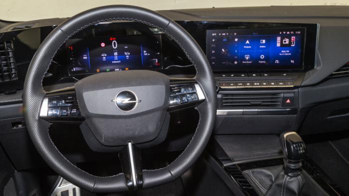 Στάνταρ στο Opel Astra προσφέρονται 10άρα οθόνη αφής και ίδιας διάστασης ψηφιακό καντράν.