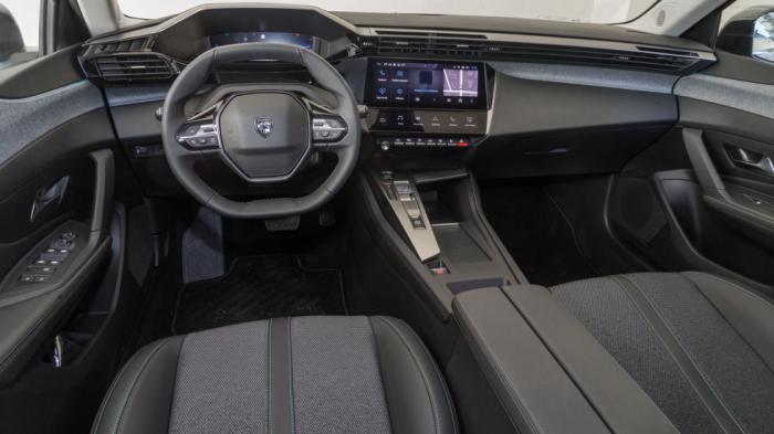 Στάνταρ στο Peugeot 308 βλέπουμε μία «χωνευτή» 10άρα οθόνη αφής και ίδιων διαστάσεων ψηφιακό πίνακα οργάνων. Στάνταρ στο Peugeot 308 βλέπουμε μία «χωνευτή» 10άρα οθόνη αφής και ίδιων διαστάσεων ψηφιακό πίνακα οργάνων.