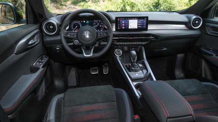 Η ποιοτική καμπίνα της Alfa Romeo Tonale «παντρεύει» το μοντέρνο στιλ με την ρετρό αισθητική, έχοντας ιδιαίτερες λεπτομέρειες που δεν μπορείς παρά να παρατηρήσεις (π.χ. ο περιστροφικός διακόπτης του σ Η ποιοτική καμπίνα της Alfa Romeo Tonale «παντρεύει» το μοντέρνο στιλ με την ρετρό αισθητική, έχοντας ιδιαίτερες λεπτομέρειες που δεν μπορείς παρά να παρατηρήσεις (π.χ. ο περιστροφικός διακόπτης του σ