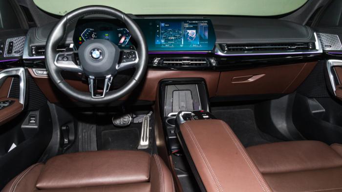 Η premium κατασκευή της BMW X1 αποκτά επενδύσεις από περφορέ Sensatec αλλά και ατμοσφαιρικό (ambient) φωτισμό από την εξοπλιστική έκδοση X-Line και πάνω.
