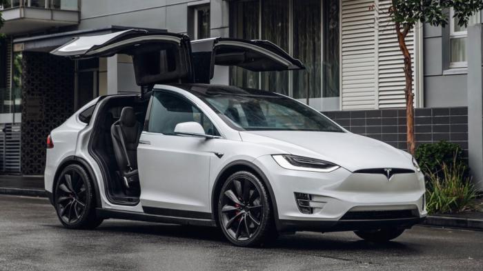 Όταν πλησιάζεις το Tesla Model X κρατώντας ένα κλειδί, οι εμπρός πόρτες αυτές ξεκλειδώνονται αυτόματα. Αν το επιλέξεις, οι πόρτες μπορούν να ανοίγουν σε μια προκαθορισμένη ρύθμιση (περίπου 10 μοίρες ή