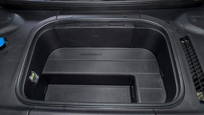Το EV9 έχει μικρό χώρο αποσκευών στο καπό (frunk) στα 52 λτ. στις 4κίνητες εκδόσεις, με τον αντίστοιχο του Tesla να έχει χωρητικότητα 183 λίτρων.