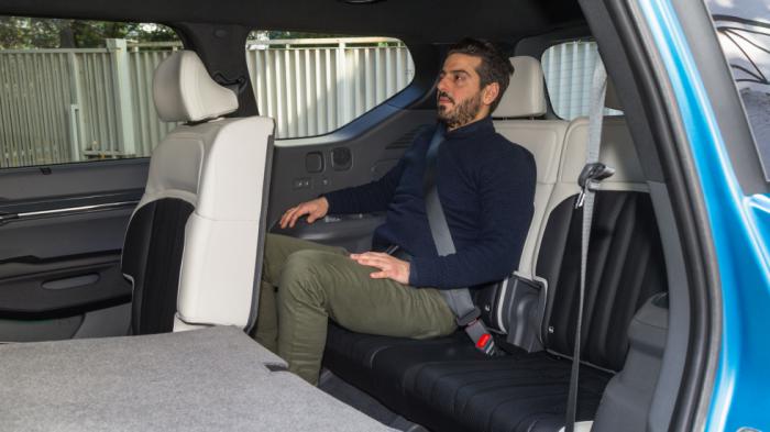 Πολύ άνετα θα καθίσει στην 3η σειρά καθισμάτων ένας επιβάτης του Kia EV9, πολύ πιο βολικά από την σχετικά κλειστοφοβική πίσω καμπίνα του Tesla.