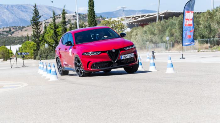 Σπορτίφ οδική συμπεριφορά έχουν και τα δύο μοντέλα, με την Alfa Romeo Tonale να ξεχωρίζει για το στήσιμό της και να πετυχαίνει ρεκόρ στην δοκιμασία αποφυγής κινδύνου με 78,5 χλμ./ώρα (Elk Test). 