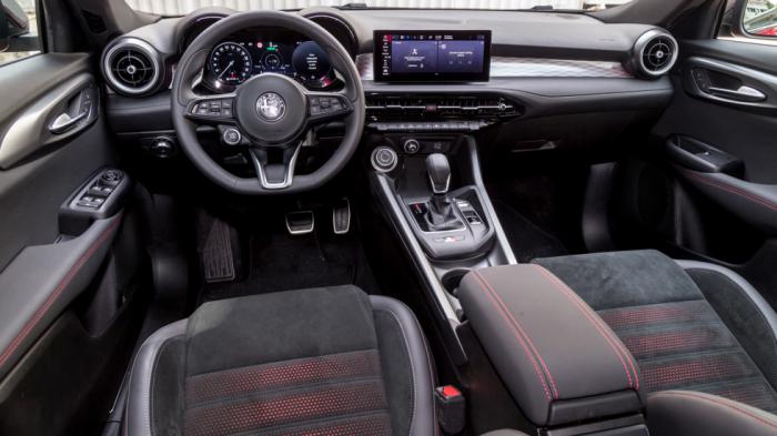 Ξεχωριστή αύρα στην καμπίνα της Alfa Romeo Tonale δίνουν προαιρετικός ο ατμοσφαιρικός LED φωτισμός και ο περιστροφικός διακόπτης του συστήματος παραμετροποίησης Alfa D.N.A. στην κεντρική κονσόλα. Ξεχωριστή αύρα στην καμπίνα της Alfa Romeo Tonale δίνουν προαιρετικός ο ατμοσφαιρικός LED φωτισμός και ο περιστροφικός διακόπτης του συστήματος παραμετροποίησης Alfa D.N.A. στην κεντρική κονσόλα.