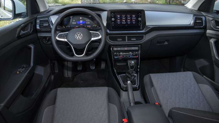 Το VW T-Cross έχει στη βασική έκδοση Essential οθόνη αφής 8 ιντσών και ίδιας επιφάνειας ψηφιακό πίνακα οργάνων. Το VW T-Cross έχει στη βασική έκδοση Essential οθόνη αφής 8 ιντσών και ίδιας επιφάνειας ψηφιακό πίνακα οργάνων.