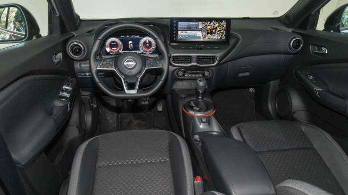 Η πρόσφατη αναβάθμιση του Nissan Juke έφερε από την βασική έκδοση εξοπλισμού μία πολύ μεγάλη οθόνη αφής (12,3 ιντσών), που σε ανώτερη έκδοση συνδυάζεται με ίδιου μεγέθους ψηφιακό πίνακα οργάνων. Η πρόσφατη αναβάθμιση του Nissan Juke έφερε από την βασική έκδοση εξοπλισμού μία πολύ μεγάλη οθόνη αφής (12,3 ιντσών), που σε ανώτερη έκδοση συνδυάζεται με ίδιου μεγέθους ψηφιακό πίνακα οργάνων.