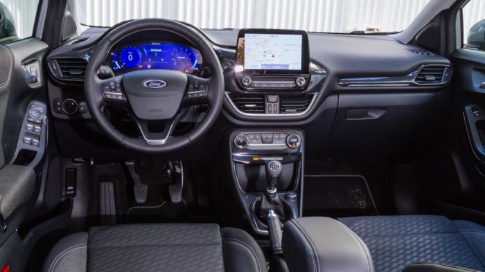 Ποιοτικό είναι το εσωτερικό του Ford Puma, με τις σπορ λεπτομέρειες της ST-Line έκδοσης να προσδίδουν δυναμισμό και πόντους νεανικότητας (τιμόνι, κόκκινες ραφές κ.λπ.). Ποιοτικό είναι το εσωτερικό του Ford Puma, με τις σπορ λεπτομέρειες της ST-Line έκδοσης να προσδίδουν δυναμισμό και πόντους νεανικότητας (τιμόνι, κόκκινες ραφές κ.λπ.).
