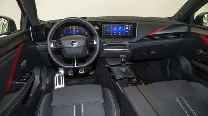 Αρέσει το Pure Panel Cockpit (που είναι στραμμένο προς την πλευρά του οδηγού) στην ποιοτική καμπίνα του Opel Astra. Αρέσει το Pure Panel Cockpit (που είναι στραμμένο προς την πλευρά του οδηγού) στην ποιοτική καμπίνα του Opel Astra.
