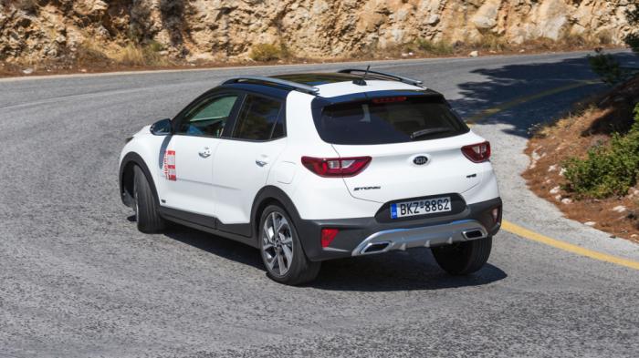 Η σφιχτή αίσθηση της ανάρτησης, τα αυξημένα μετατρόχια και το γρήγορο τιμόνι συμβάλλουν στην αποτελεσματική συμπεριφορά του Kia Stonic υπό πίεση. Η σφιχτή αίσθηση της ανάρτησης, τα αυξημένα μετατρόχια και το γρήγορο τιμόνι συμβάλλουν στην αποτελεσματική συμπεριφορά του Kia Stonic υπό πίεση.