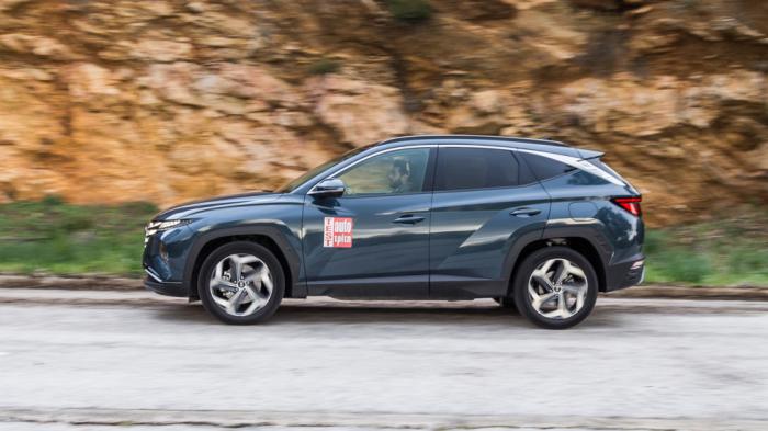 Η μικρή μπαταρία του Tucson (1,49 kWh) μπορεί να εξασφαλίσει κάποια λίγα χιλιόμετρα ηλεκτροκίνησης. Η μικρή μπαταρία του Tucson (1,49 kWh) μπορεί να εξασφαλίσει κάποια λίγα χιλιόμετρα ηλεκτροκίνησης.