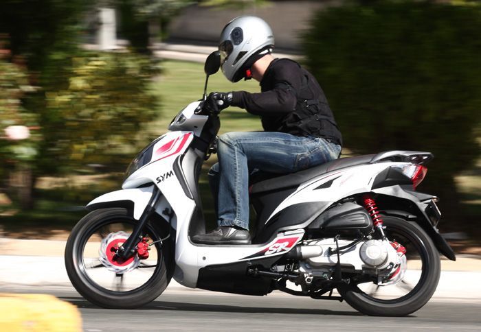 Με αισθητική αλλά κυρίως μηχανική αναβάθμιση παρουσιάζεται το δημοφιλές SYM SR 125 που είναι πλέον ισχυρότερο κατά ένα ίππο σε σχέση με το προκάτοχο μοντέλο.