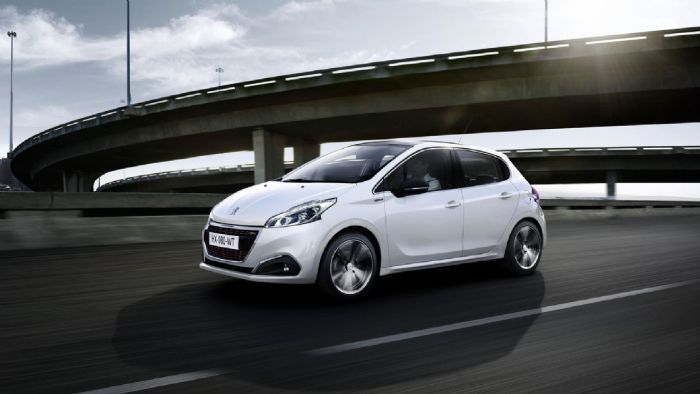 Στα μικρά το Peugeot 208 βρέθηκε στη δεύτερη θέση, σε απόσταση αναπνοής από το πρώτο Toyota Yaris, με τη μεταξύ τους διαφορά να περιορίζεται σε μόλις 13 ταξινομήσεις.