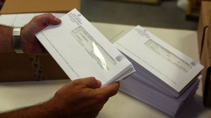 Σύντομα θα σταλούν σημειώματα με το πρόστιμο των 500 ευρώ στους κατόχους των ανασφάλιστων οχημάτων, γι αυτό πολλές ασφαλιστικές ξεκίνησαν να προσφέρουν τρίμηνης διάρκειας ασφαλιστικά συμβόλαια.