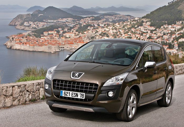 Σε περιορισμένη παραγωγή, το Peugeot 3008 Hybrid4 βρίσκεται ήδη στις ευρωπαϊκές αγορές. 
