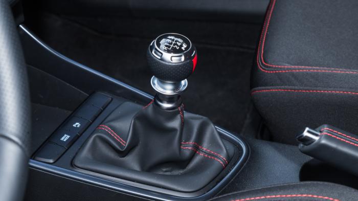 Στις N-Line mild hybrid εκδόσεις του Hyundai i20 το 6άρι σασμάν διακοσμείται με σπορτίφ κόκκινες ραφές. Στις N-Line mild hybrid εκδόσεις του Hyundai i20 το 6άρι σασμάν διακοσμείται με σπορτίφ κόκκινες ραφές.