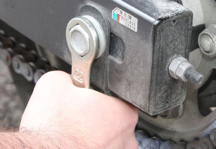 1. Στηρίξετε τη μοτοσικλέτα στο κεντρικό σταντ και λύστε.
