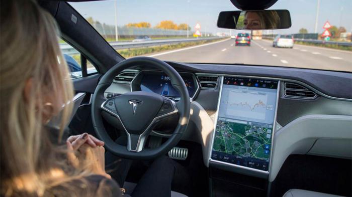 Εισαγγελική έρευνα για παραπλάνηση από την Tesla για το Autopilot 