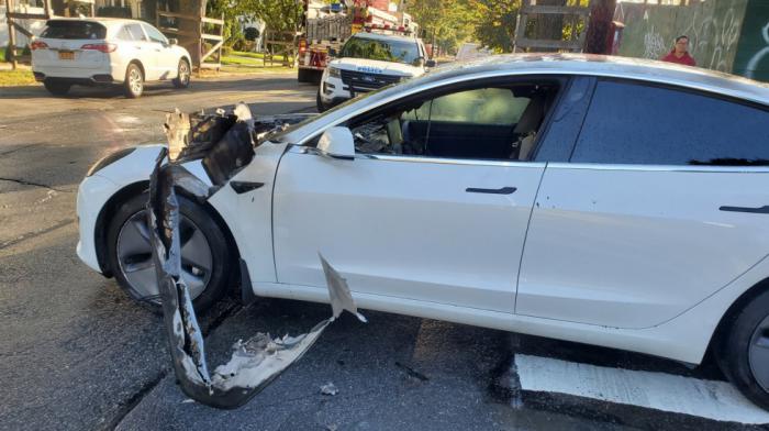 Tesla τυλίχθηκε στις φλόγες ενώ φόρτιζε έξω από γκαράζ 