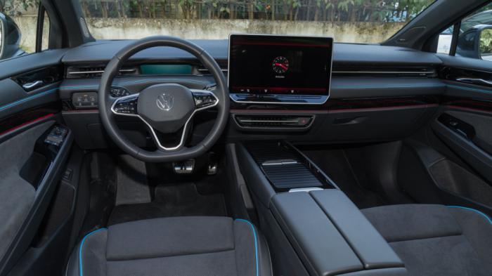 Ξεκάθαρες premium βλέψεις έχει η καμπίνα του VW ID.7, με την 15άρα οθόνη αφής να δεσπόζει και να δίνει τον επιβεβλημένο hi-tech προσανατολισμό.