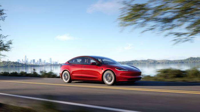 Οι πιο έντονες γραμμές αμαξώματος και οι επιφάνειες βελτιστοποιημένες για aero μειώνουν την οπισθέλκουσα και σύμφωνα με την Tesla βελτιώνουν τον θόρυβο του ανέμου και αυξάνουν την αυτονομία του Model 3.