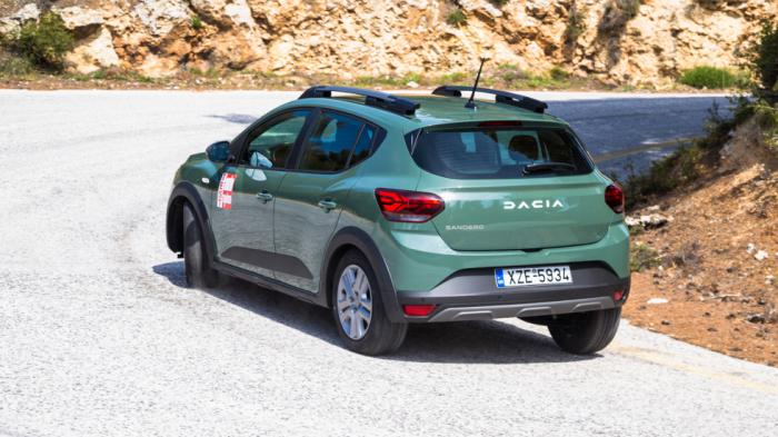 Το Sandero Stepway γέρνει λίγο παραπάνω στις στροφές, αλλά σε γενικές γραμμές είναι σταθερό και ασφαλές σχεδόν σε όλα τα τερέν. Τα 201 χλστ. από το έδαφος να είναι ιδανικά για τις όποιες κακοτοπιές τη Το Sandero Stepway γέρνει λίγο παραπάνω στις στροφές, αλλά σε γενικές γραμμές είναι σταθερό και ασφαλές σχεδόν σε όλα τα τερέν. Τα 201 χλστ. από το έδαφος να είναι ιδανικά για τις όποιες κακοτοπιές τη