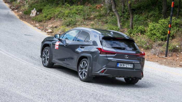 Το Lexus UX σχεδιαστικά κράτησε ίδια εμφάνιση και έτσι εξακολουθεί να ξεχωρίζει ανάμεσα στην πιο συμβατική εικόνα της κλάσης, χάρη στις έντονες ακμές του.