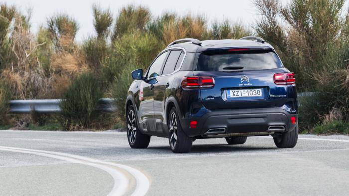 Η σιλουέτα του C5 Aircross συνολικά θυμίζει γνήσιο SUV λόγω του μεγάλου προφυλαχτήρα, των φουσκωμάτων και της αίσθησης του φάρδους που έχει το αμάξωμα.