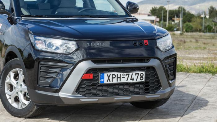 Το Tivoli διατηρεί το αισθητικό προφίλ του εδώ και αρκετά χρόνια χωρίς ουσιαστικές διαφορές, παραμένει ωστόσο κομψό με όμορφες λεπτομέρειες δυναμισμού. Το Tivoli διατηρεί το αισθητικό προφίλ του εδώ και αρκετά χρόνια χωρίς ουσιαστικές διαφορές, παραμένει ωστόσο κομψό με όμορφες λεπτομέρειες δυναμισμού.