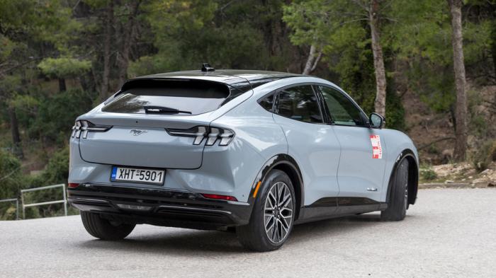 H Mustang Mach-E είναι ένα από τα πιο ευχάριστα ηλεκτρικά μοντέλα οδηγικά, κάτι που ισχύει σε όλες τις εκδόσεις της. Η πισωκίνητη έκδοση των 294 ίππων προσφέρει οδηγική ζωντάνια και απόλυτο έλεγχο μέσω της αίσθησής της, ενώ χαρακτηρίζεται και αρκετά άνετη. 