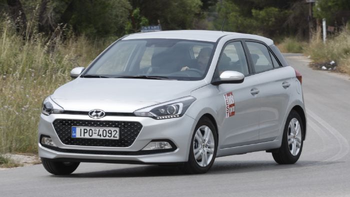 Το νέο Hyundai i20 βασίζεται σε νέο πάτωμα και αυτό αποτυπώνεται στην συμπεριφορά του στο δρόμο, η οποία είναι αναβαθμισμένη σε σχέση με το παρελθόν.