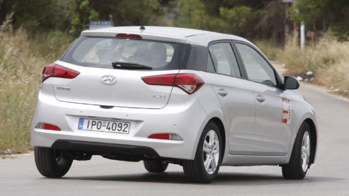 To νέο Hyundai i20 ξεκινά από τα 11.990 ευρώ στην έκδοση L Base, η οποία είναι σπαρτιατική καθώς διαθέτει ESP, 6 αερόσακους, A/C, μπροστά ηλεκτρικά παράθυρα, κεντρικό κλείδωμα χωρίς τηλεχειρισμό και ρυθμιζόμενο τιμόνι μόνο σε ύψος.