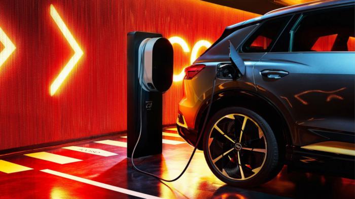 Η νέα μπαταρία του Audi Q4 e-tron επιτρέπει ταχυφόρτιση σε μεγαλύτερες ταχύτητες (175 kW), στοιχείο που μειώνει το χρόνο φόρτισης κατά 8 λεπτά σε σχέση με το προ-facelift μοντέλο (10-80% σε 28 λεπτά). Η νέα μπαταρία του Audi Q4 e-tron επιτρέπει ταχυφόρτιση σε μεγαλύτερες ταχύτητες (175 kW), στοιχείο που μειώνει το χρόνο φόρτισης κατά 8 λεπτά σε σχέση με το προ-facelift μοντέλο (10-80% σε 28 λεπτά).