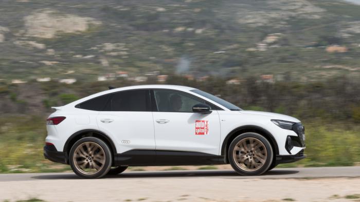Από τη δοκιμή του πισωκίνητου Audi Q4 Sportback 45 e-tron καταγράψαμε πραγματική αυτονομία γύρω 450 χλμ., νούμερο που στο ταξίδι και με πιο υψηλές ταχύτητες γυροφέρνει τα 380 χλμ..