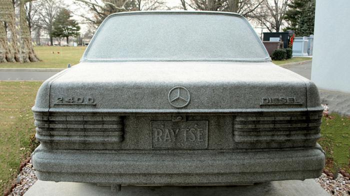 Έκαναν ανακαίνιση και βρήκαν μια θαμμένη Mercedes στην αυλή τους Έκαναν ανακαίνιση και βρήκαν μια θαμμένη Mercedes στην αυλή τους
