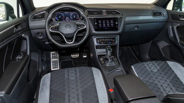 Η καμπίνα του Tiguan διακρίνεται για την ποιοτική της κατασκευή σε υλικά και συναρμογή, ενώ στον διάκοσμο της ξεχωρίζει η μεγάλη οθόνη αφής στο κέντρο του ταμπλό.
Η καμπίνα του Tiguan διακρίνεται για την ποιοτική της κατασκευή σε υλικά και συναρμογή, ενώ στον διάκοσμο της ξεχωρίζει η μεγάλη οθόνη αφής στο κέντρο του ταμπλό.
