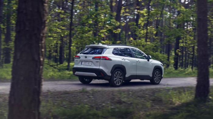 Η νέα Toyota Corolla Cross προσφέρεται αποκλειστικά ως hybrid σε δικίνητες και τετρακίνητες εκδόσεις με τιμή από 31.200 ευρώ. Η νέα Toyota Corolla Cross προσφέρεται αποκλειστικά ως hybrid σε δικίνητες και τετρακίνητες εκδόσεις με τιμή από 31.200 ευρώ.