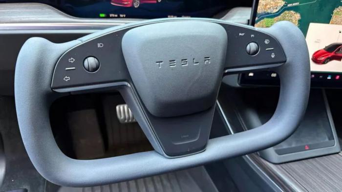 Νέα προβλήματα για το «περίεργο» τιμόνι της Tesla 