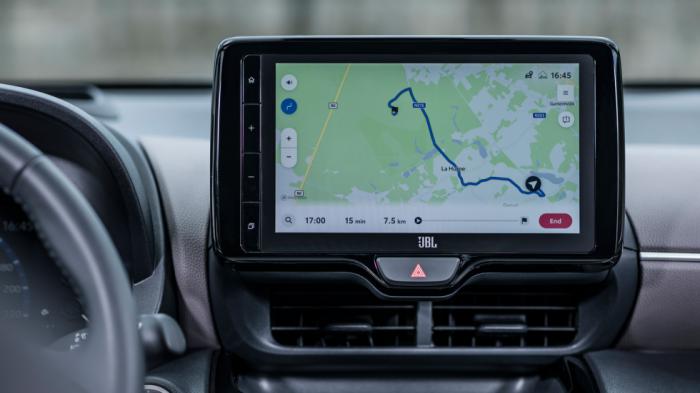 Στο Toyota Yaris Cross με την 9άρα οθόνη το infotainment Smart Connect έχει καλύτερο λογισμικό και γραφικά για βελτιωμένη απόκριση και λειτουργικότητα (σ.σ. η φωτογραφία είναι από την ακριβότερη έκδοσ