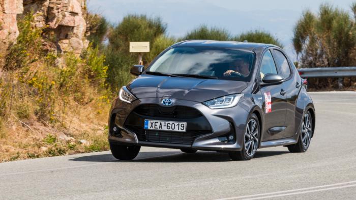 Το Yaris, που είναι το πιο compact σε διαστάσεις, κερδίζει τις εντυπώσεις κυρίως λόγω της μάσκας, των φουσκωμένων θόλων και των αναλογιών του.