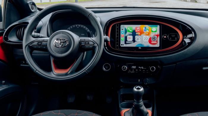 Από το 5ο εξοπλιστικό επίπεδο (έκδοση X-Trend) το Toyota Aygo X αναβαθμίζει το ψηφιακό του «οπλοστάσιο» με σύστημα πολυμέσων Toyota Smart Connect και οθόνη 10,5 ιντσών, σύνολο που βλέπουμε σε μοντέλα 